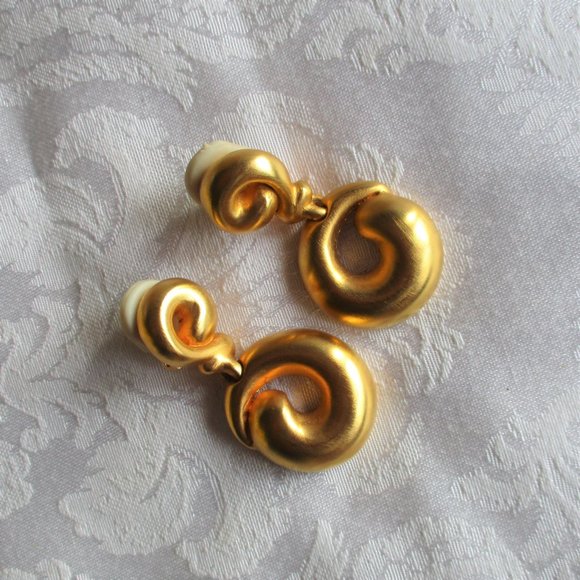 ๐ GOLD SWIRL BROOCH โ VINTAGE ๐ - Picture 14 of 15